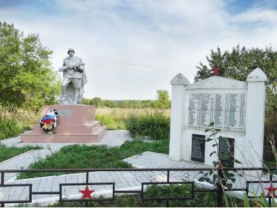 Братская могила воинов Советской Армии, погибших в феврале 1943 года. Захоронено 110 человек, установлено фамилий на 85 человек. Скульптура установлена в 1965 году.