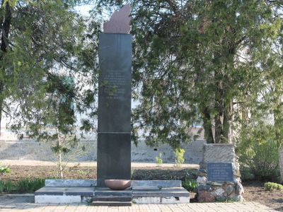 Обелиск учащимся и учителям, погибшим в годы Великой Отечественной войны