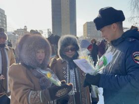 Якутские полицейские поздравили народных мастериц с наступающим 8 Марта