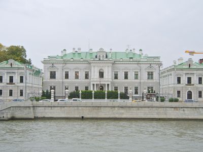 Городская усадьба П.И.Харитоненко, 2-я пол. XIX в. - 1-я пол. XX в., инженер-архитектор В.Г.Залесский, архитектор Ф.О.Шехтель, художник Ф.Фламенг. Здесь на музыкальных вечерах выступали певец Ф.И.Шаляпин, композитор А.Н.Скрябин. В 1919-1929 гг. останавлив