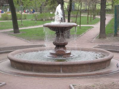 Фонтан в саду