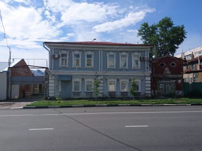 Жилой дом с лавкой