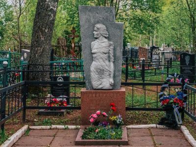 Могила Е.А. Травниковой и И.А. Лаврова, расстрелянных немецко-фашистскими захватчиками в 1941 г.