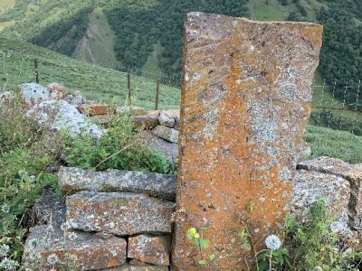 Стела № 28 раннемусульманского кладбища № 2 архитектурного комплекса "Мусийкъонгийкоте"