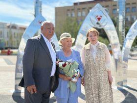 Большой семейный вальс станцевали на площади Республики в Якутске