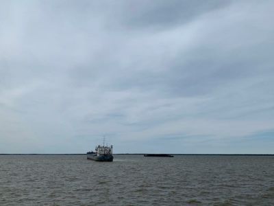 В Среднеколымск продовольствие доставят на другом судне после того, как баржа получила пробоину
