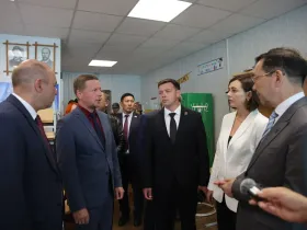 Глава Якутии осмотрел ход капитального ремонта школы № 23 в Айхале