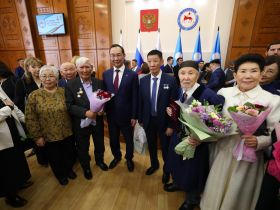 Знак «Почетный отец» вручили трем жителям Якутии