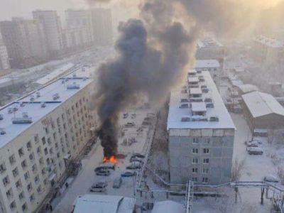 Автомобиль сгорел в Якутске во дворе жилого дома