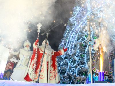 На площади Орджоникидзе зажгли ёлку Якутска