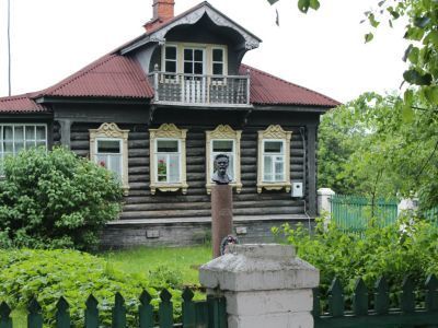 Бюст М.И. Калинина у музея