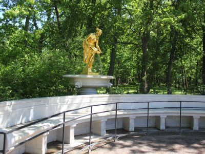 Фонтан "Мраморная скамья" со статуей "Данаида" и маскаронами