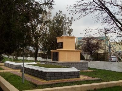 Братская могила советских воинов. Установлена скульптура