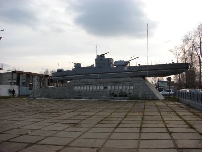 Бронекатер АК-454, установленный в честь трудовых подвигов рабочих и служащих судозавода в годы Великой Отечественной войны