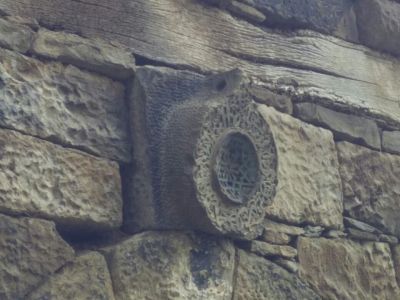 Каменный рельеф-деталь архитектурного декора