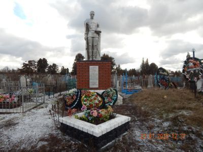 Братская могила воинов Советской Армии, погибших в период Великой Отечественной войны. Захоронено 193 человека, установлено фамилий на 23 человека. Скульптура установлена в 1968 году