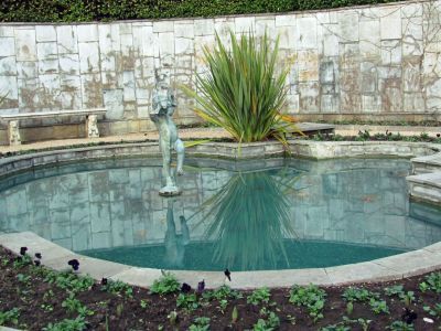 Скульптура мальчика с рыбками у восточного фасада малого дома