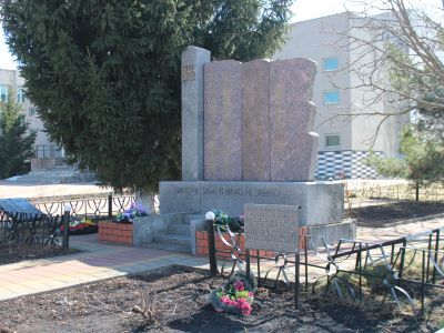 Братская могила советских воинов, погибших в боях с фашистскими захватчиками в 1943 году. Захоронено 176 человек, имена установлены. Скульптура двух советских воинов