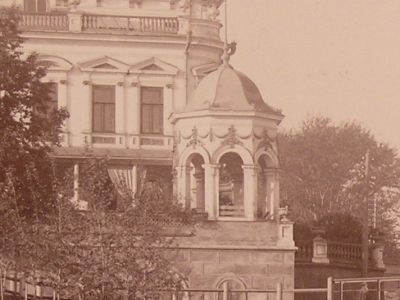 Беседка-ротонда в северо-восточном углу усадьбы (над лавкой)