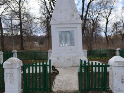 Братская могила с захоронением воинов, павших в период Великой Отечественной войны 1941-1945 гг.