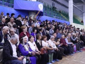 На призы 102-летнего ветерана Наума Слепцова провели матч-турнир по шахматам и шашкам