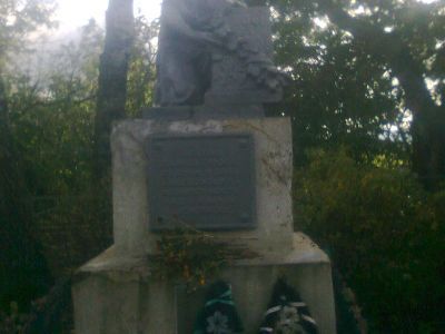 Братская могила воинов Советской Армии, погибших в период Великой Отечественной войны. Захоронено 144 человека, установлено фамилий на 42 человека. Скульптура установлена в 1959 году