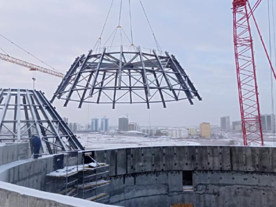 На крыше Арктического центра эпоса в Якутске устанавливают самую большую 75-тонную урасу
