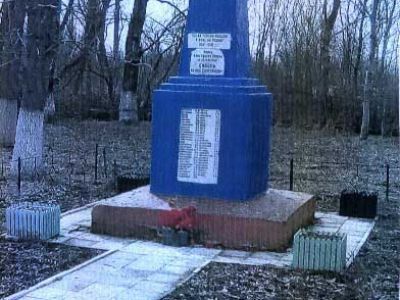 Братская могила 12 советских воинов, погибших в боях с фашистскими захватчиками