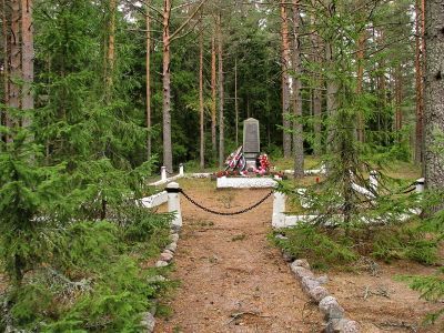 Братское захоронение советских воинов, погибших в 1939-40 и в 1941-44 гг.