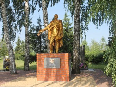 Братская могила советских воинов, погибших в боях с фашистскими захватчиками в 1943 году. Захоронено 154 человека, имена установлены. Скульптура советского воина