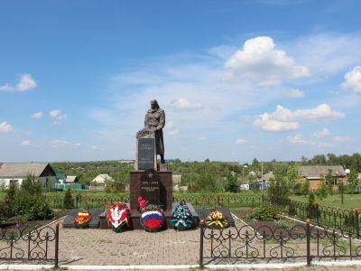 Братская могила советских воинов, погибших в боях с фашистскими захватчиками в 1943 году. Захоронено 6 человек, имена установлены. Скульптура: Родина-мать