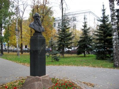 Бюст Л.Н.Толстого на гранитном постаменте