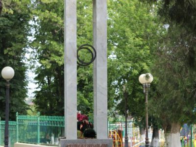 Братская могила советских воинов, погибших в боях с фашистскими захватчиками