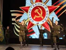 В День народного единства в Якутске юным якутянам вручили первые паспорта