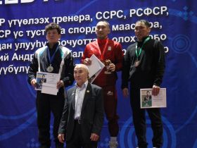 В Усть-Алданском улусе выявили победителей турнира по хапсагаю памяти Иннокентия Халдеева