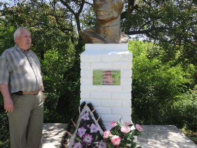 Братская могила экипажа самолета гвардии старшего лейтенанта Д.А. Дунаева, летчика, погибшего в бою с фашистскими захватчиками