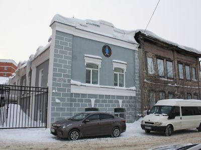 Двухэтажное кирпичное здание