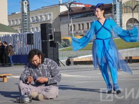 В Якутске на площади Республики открыли большой театральный сезон