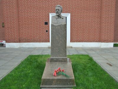 Могила Свердлова Якова Михайловича (1885-1919)