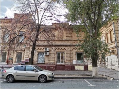 Жилой дом с лавкой (Комитет по делам молодежи, фирма "Эльта")