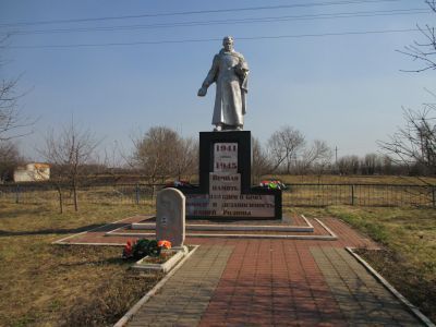 Братская могила советских воинов, погибших в боях с фашистскими захватчиками в 1943 году. Захоронено 15 человек, имена установлены. Скульптура советского воина