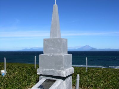 Братская могила советских моряков десантного судна "554", павших в августе 1945 года в боях при освобождении Курильских островов от японских милитаристов