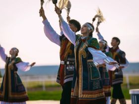 Победу на конных скачках на призы главы Якутии одержал скакун Атомик Бой