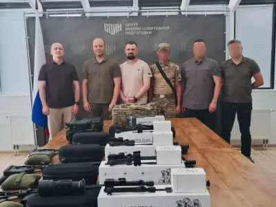 Федерация боевого снайпинга РФ и центр «Воин» передали бойцам СВО винтовки