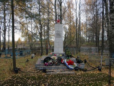 Братское захоронение советских воинов, погибших в 1941-44 гг.