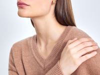 Джемпер с v-образной горловиной и широкими рукавам