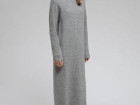 Вязаное платье полуприлегающего силуэта