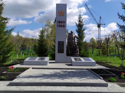 Братская могила советских воинов и мирных жителей, растрелянных фашистскими захватчиками в годы войны