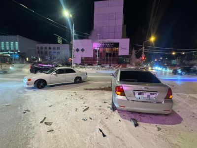 Два человека пострадали в ДТП на перекрестке в Якутске