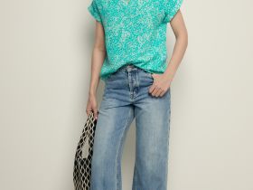 Блузка с коротким рукавом и цветочным принтом